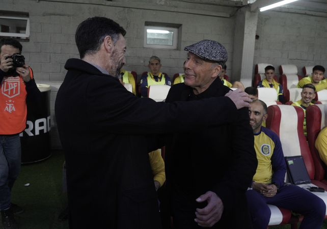 El Kily González y Russo se saludan en la previa. Ambos entrenadores mantienen un respeto mutuo.
