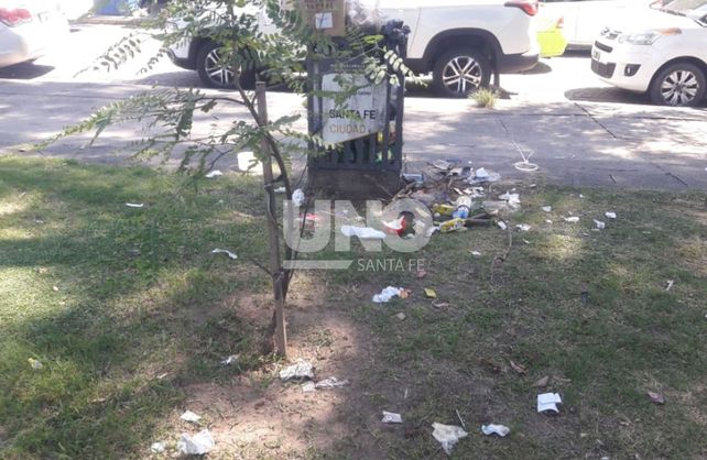 La basura acumulada se&nbsp;convirtió en una postal indeseada de los usuarios y vecinos.&nbsp;