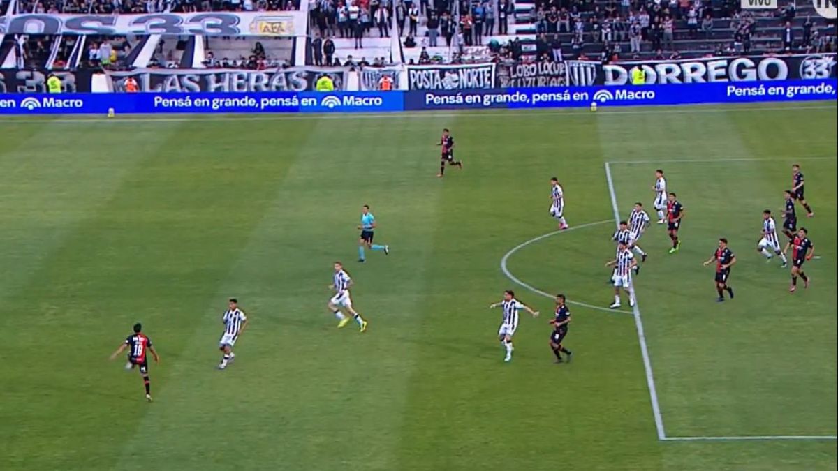 El gol de Santiago Solari que pudo cambiar todo para Newell's pero fue anulado por vía del VAR