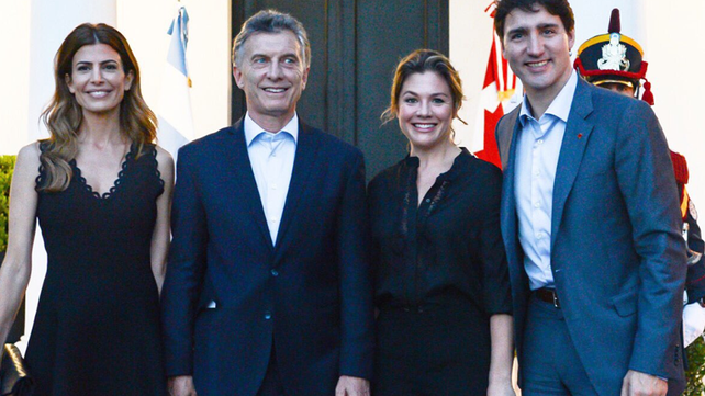 El presidente de Canadá llama la atención con sus llamativas medias