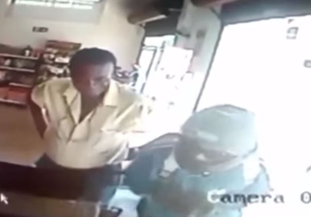 VIDEO: Un hombre de 80 años frenó a un ladrón que tenía un arma