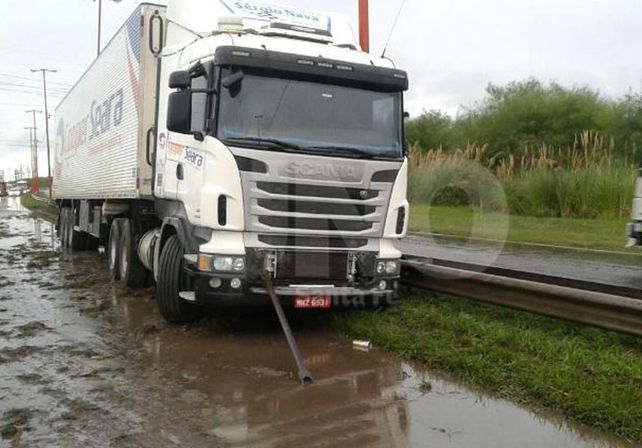 Un camión despistó por las lluvias en Circunvalación Oeste y provocó demoras