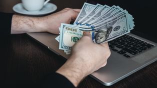 No duermas sobre tus dólares