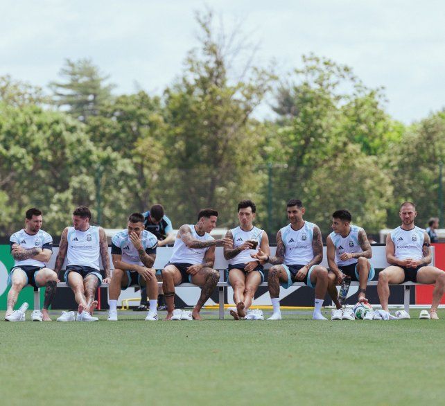 Los jugadores de la selección argentina estuvieron distendidos después de la gran goleada ante Argelia.