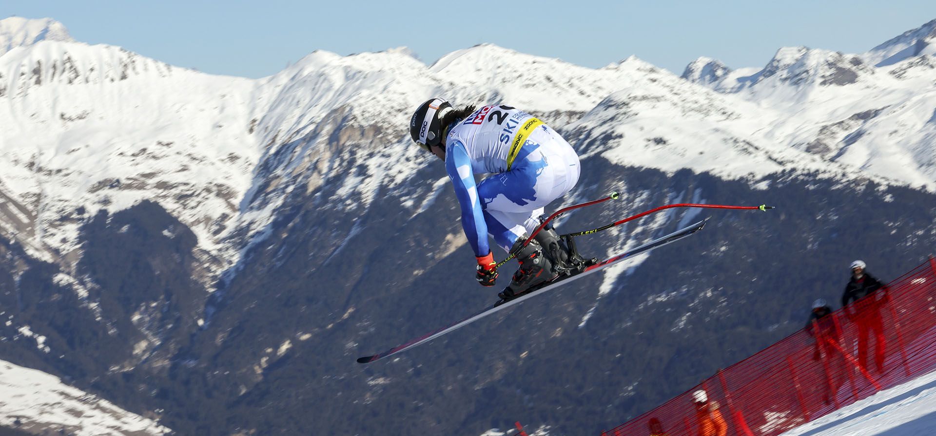 Bryce Bennett, de Estados Unidos, realiza un entrenamiento de descenso de esquí alpino en el Campeonato Mundial masculino, en Courchevel, Francia, el viernes 10 de febrero de 2023. (Foto AP/Alessandro Trovati)