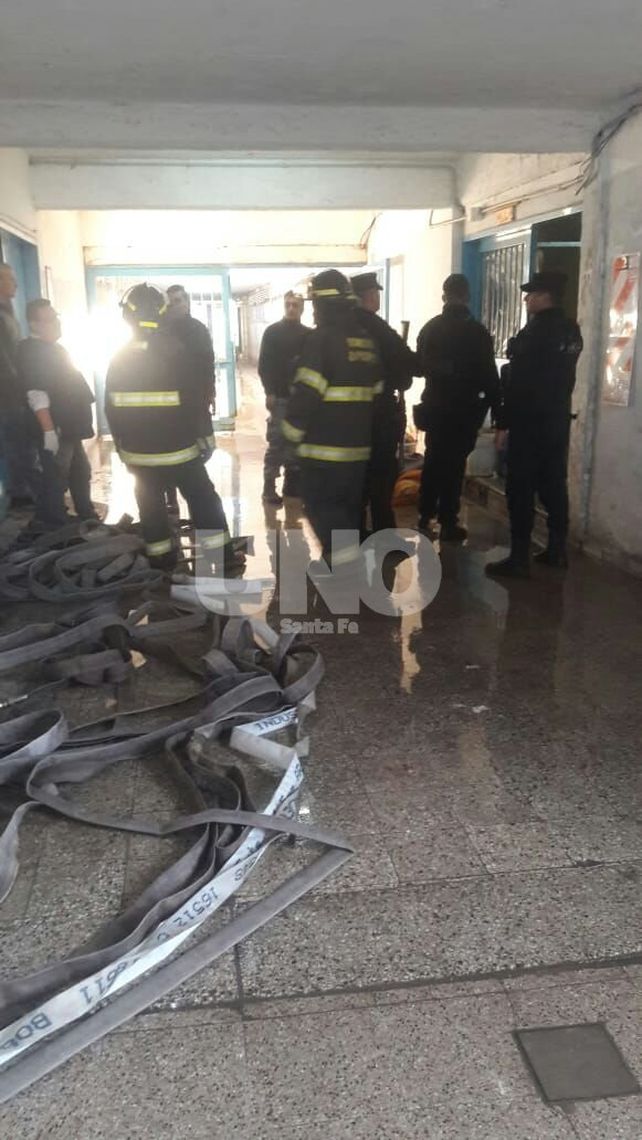 Los bomberos trabajan en la extinción del incendio en la carcel de Las Flores