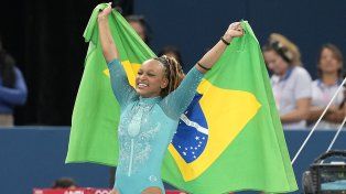 La brasileña Rebeca Andrade ganó la medalla de oro en suelo de gimnasia artística en los Juegos Olímpicos 2024. (Foto AP/Charlie Riedel)