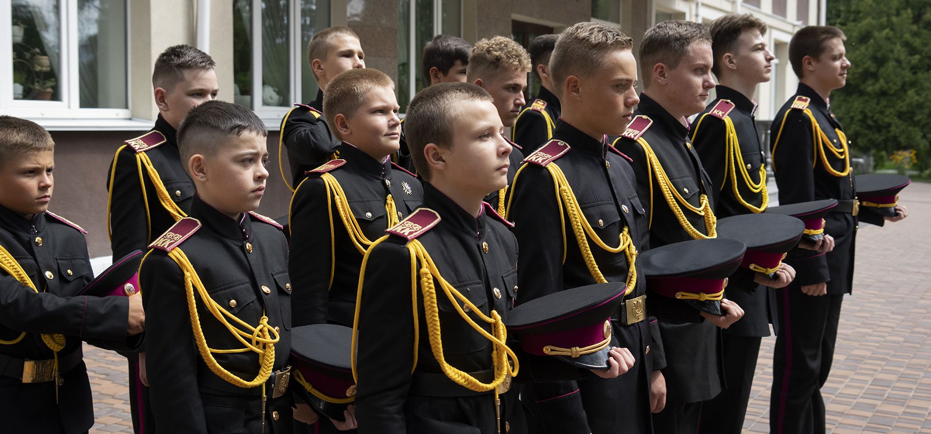 Cadetes del liceo militar se paran durante una ceremonia con motivo del Día de la Estadidad de Ucrania en Kyiv, el miércoles 27 de julio de 2022. Los cadetes han anunciado una campaña de financiación colectiva para recaudar dinero para comprar el primer avión F-16 Fighting Flacon para ayudar a las fuerzas que luchan contra los invasores rusos.