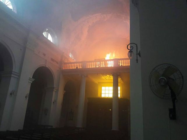 Las desgarradoras imágenes del incendio en la Catedral de San Nicolás
