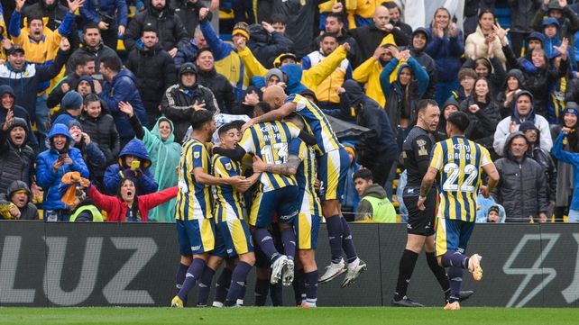 Que el ritmo no pare. Los futbolistas canallas celebran en el partido ante Talleres
