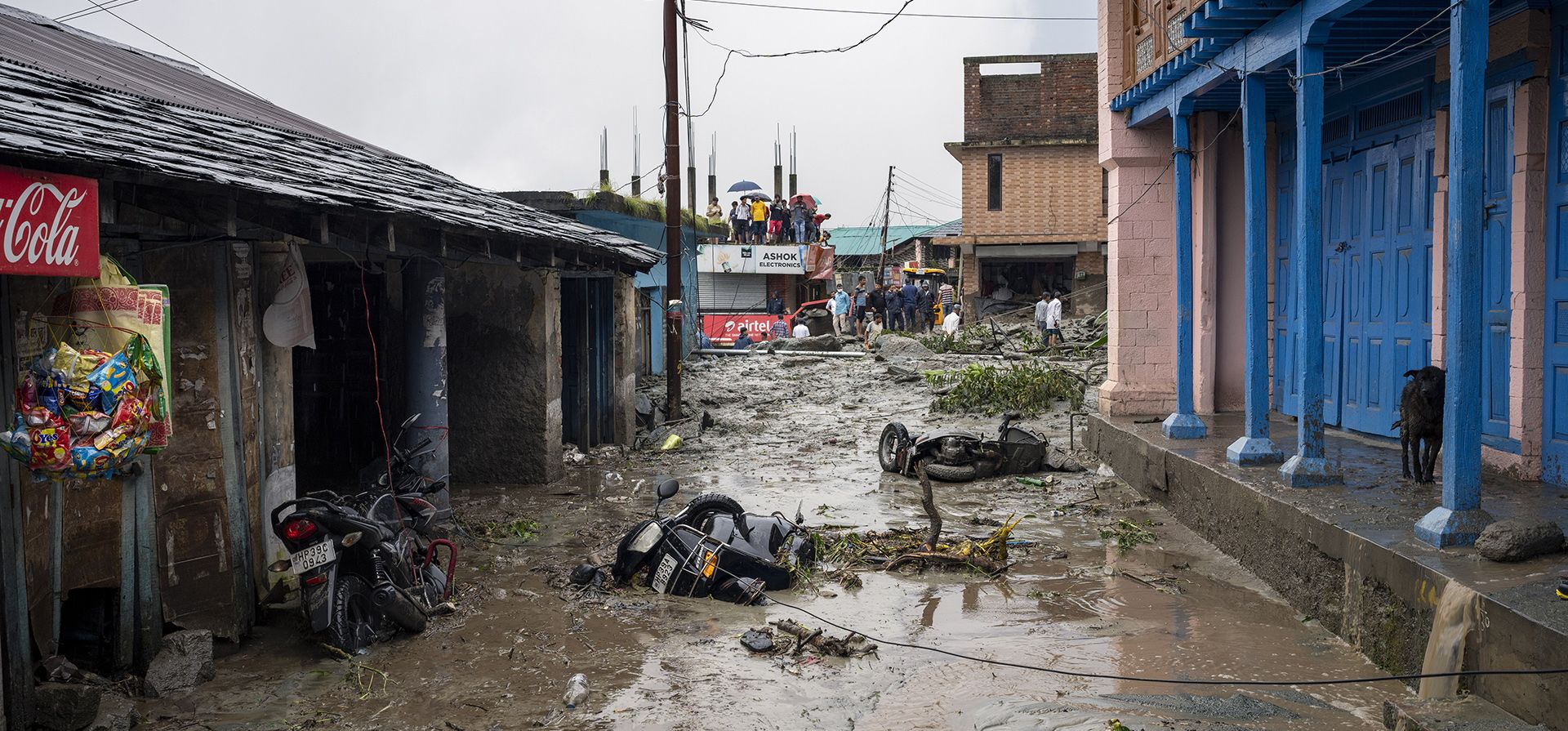 La gente observa los daños causados por un deslizamiento de tierra después de fuertes lluvias en Khaniyara, cerca de Dharmsala, India, el viernes 2 de septiembre de 2022.