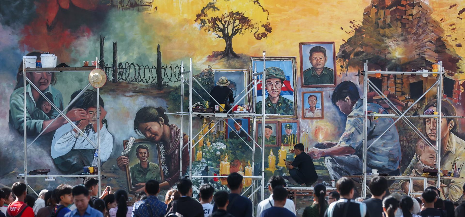 La gente observa a un pintor trabajar en un mural que representa a civiles, soldados y monjes camboyanos desplazados mientras tiene lugar una reunión ministerial especial del bloque de la Asean, donde los países del sudeste asiático discutirán el conflicto fronterizo entre Tailandia y Camboya, en Malasia. Fotografía: Anadolu/Getty Images La gente observa a un pintor trabajar en un mural que representa a civiles, soldados y monjes camboyanos desplazados mientras tiene lugar una reunión ministerial especial del bloque de la Asean, donde los países del sudeste asiático discutirán el conflicto fronterizo entre Tailandia y Camboya, en Malasia. Fotografía: Anadolu/Getty Images