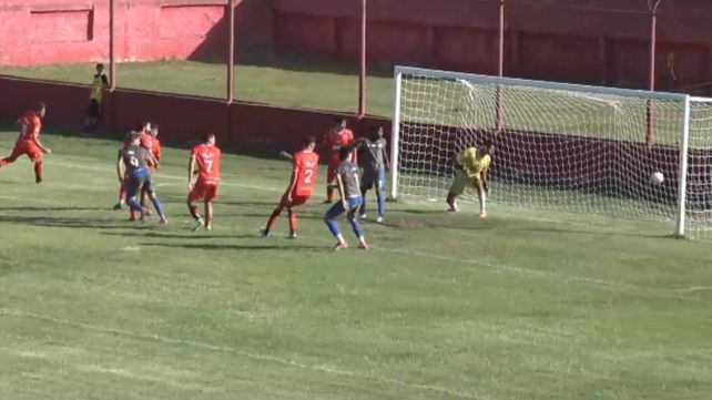 El cabezazo de Facundo Aronna ya está en la red y es el empate de Argentino ante Cambaceres. Después llegaría el segundo albo pero se lo igualaron en el complemento.