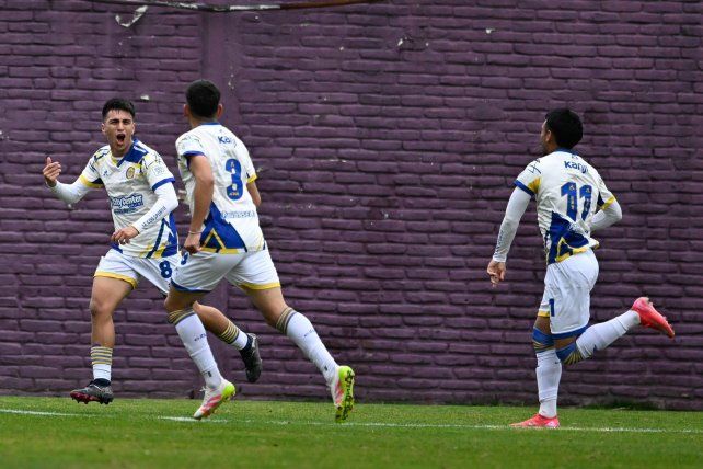 Gol de Central. Mateo Serra ya convirtió el primero y lo celebra. Leonardo Ríos y Cristian Bonesso se le unen al festejo.