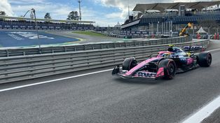 Gomas roja para intentar pasar el primer corte clasificatorio. Su compañero Pierre Gasly llegaría a la Q3. No fue un buen sábado de Franco Colapinto en Interlagos, tras el choque en el sprint.