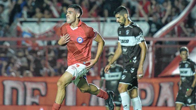 Argentinos Juniors derrotó a Platense por 3-1 y es líder en su zona. Argentinos Juniors derrotó a Platense por 3-1 y es líder en su zona.