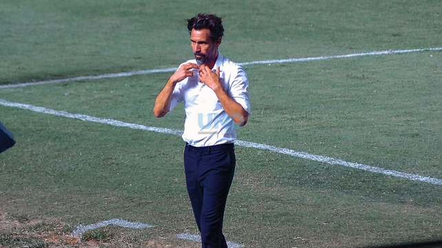 Colón le ofreció a Juan Berros representante de Eduardo Domínguez la extensión del vínculo del DT hasta diciembre del 2022.