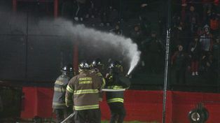El fondo de Colón no tiene fin: perdía 1-0 ante Mitre y se suspendió el partido por incidentes provocados por hinchas rojinegros