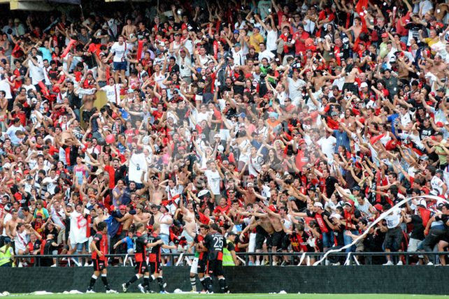 Los hinchas santafesinos no imaginan que el Clásico se juegue sin público