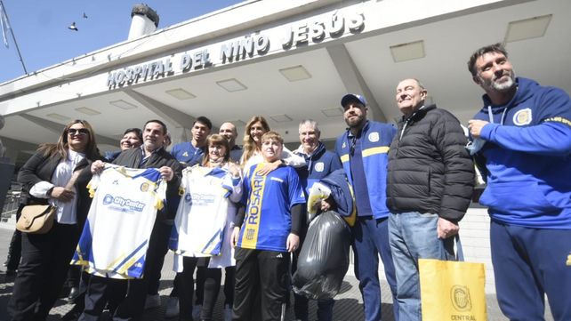 Central solidario: jugadores, cuerpo técnico y dirigentes entregaron juguetes en un hospital de Tucumán