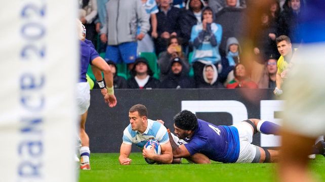 El Perro Boffelli convierte y Argentina celebra. El rosarino fue la figura del partido en Francia.