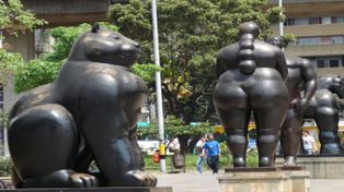 Las esculturas de Botero, de enormes dimensiones, se imponen en el centro de Medellín, su ciudad natal.&nbsp;