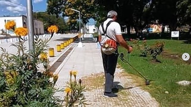 Elogian al intendente que corta el pasto en su pueblo