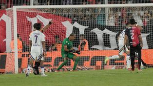 En un Mundial me pateó un penal también, lo metió, lo tiró en el otro lado, yo me tiré pero no llegué, recordó Navas sobre el duelo con Cavani.