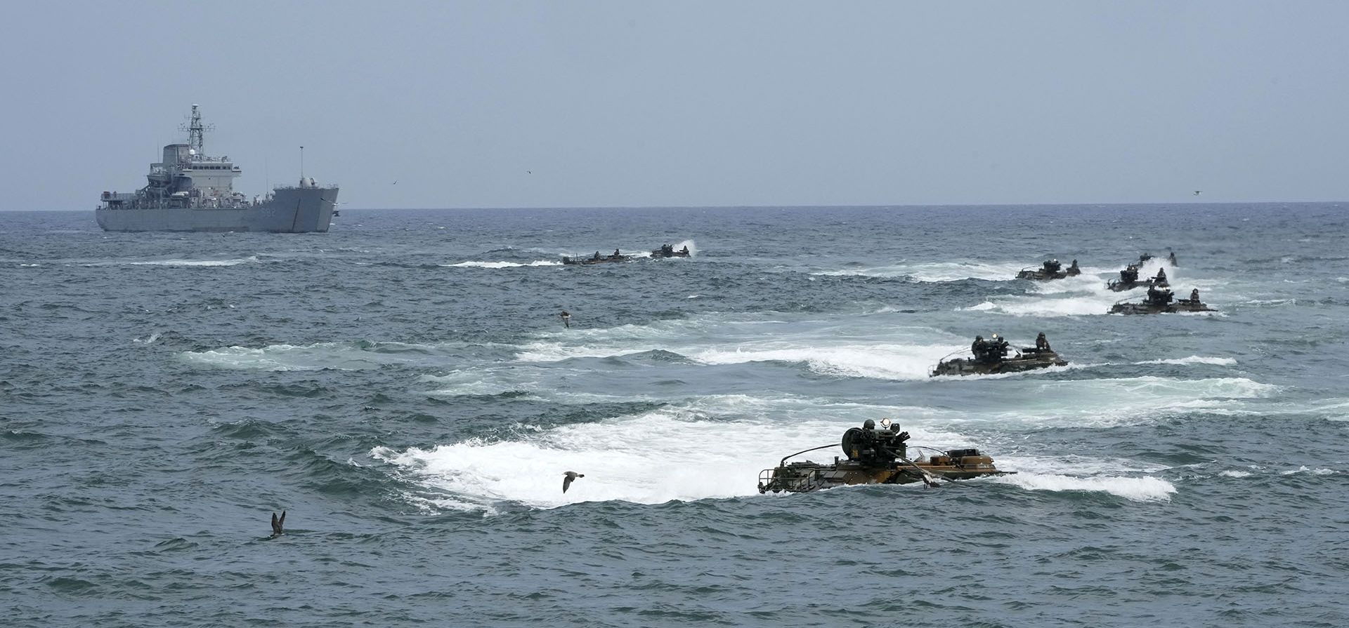 Los vehículos de asalto anfibio de la Marina de Corea del Sur navegan a las costas durante el ejercicio de aterrizaje anfibio militar combinado entre Corea del Sur y los EE. UU., Llamados Ssangyong Ejercicio, en Pohang, Corea del Sur, lunes 2 de septiembre de 2024. (AP Photo/Ahn Young-joon) Los vehículos de asalto anfibio de la Marina de Corea del Sur navegan a las costas durante el ejercicio de aterrizaje anfibio militar combinado entre Corea del Sur y los EE. UU., Llamados Ssangyong Ejercicio, en Pohang, Corea del Sur, lunes 2 de septiembre de 2024. (AP Photo/Ahn Young-joon)