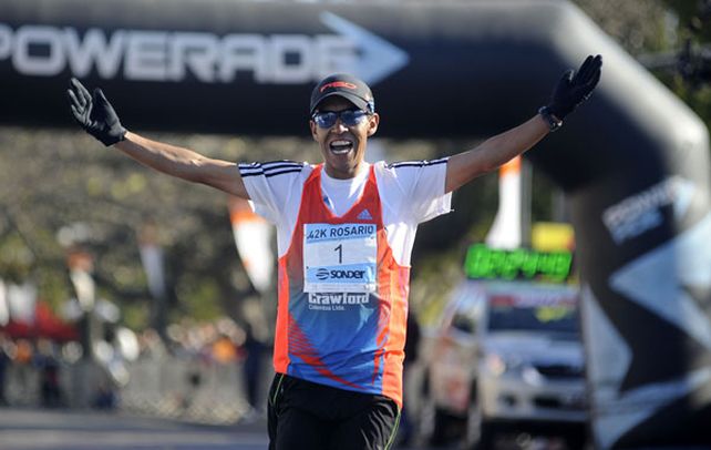 El colombiano Juan Carlos Hernández Rodríguez llega exultante a la meta de los 42 kilómetros. Ganó con holgura de principio a fin. (foto: Héctor Rio)