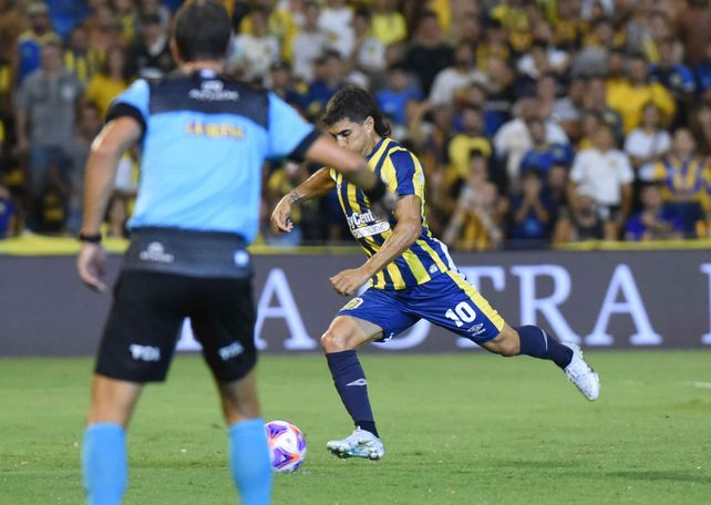 De cara al gol. Malcorra impacta de zurda para vencer la resistencia del Ruso Rodríguez.