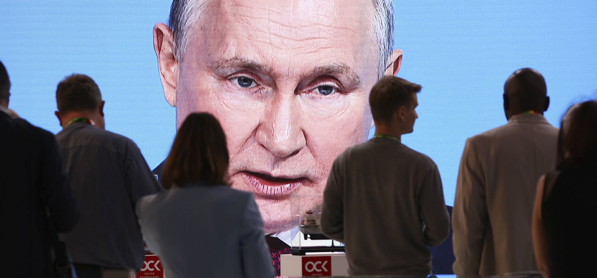 Los asistentes miran una pantalla de televisión que transmite el discurso del presidente ruso, Vladimir Putin, en la sesión plenaria del Foro Económico y Humanitario Rusia-África en San Petersburgo, Rusia, el jueves 27 de julio de 2023. (TASS Host Photo Agency Pool Photo vía AP) Los asistentes miran una pantalla de televisión que transmite el discurso del presidente ruso, Vladimir Putin, en la sesión plenaria del Foro Económico y Humanitario Rusia-África en San Petersburgo, Rusia, el jueves 27 de julio de 2023. (TASS Host Photo Agency Pool Photo vía AP)