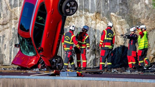 Pruebas extremas: para probar la seguridad en autos los tiran desde una grúa