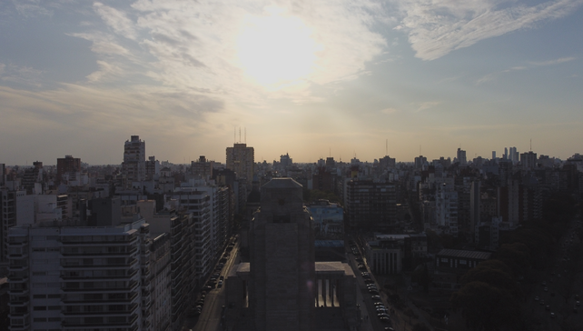 Rosario entre el calor extremo y el regreso del humo: alertas por salud y aire