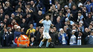 Agüero metió un doblete y el City sigue de racha