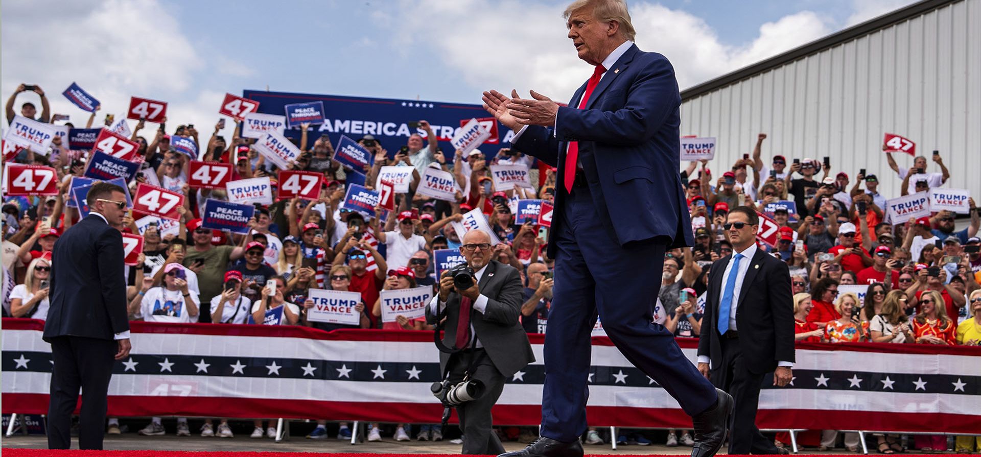 El candidato presidencial republicano, el expresidente Donald Trump, sube al escenario durante un acto de campaña en el Museo de Aviación de Carolina del Norte, el miércoles 21 de agosto de 2024, en Asheboro, Carolina del Norte (AP Photo/Julia Nikhinson El candidato presidencial republicano, el expresidente Donald Trump, sube al escenario durante un acto de campaña en el Museo de Aviación de Carolina del Norte, el miércoles 21 de agosto de 2024, en Asheboro, Carolina del Norte (AP Photo/Julia Nikhinson