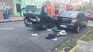 El Fiat Uno, protagonista del accidente en Belgrano y Junín, cerca de la terminal de ómnibus.&nbsp;