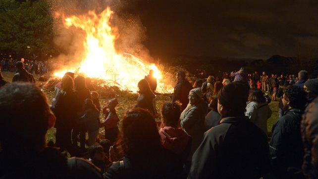 Tradicional fogata de San Pedro y San Pablo