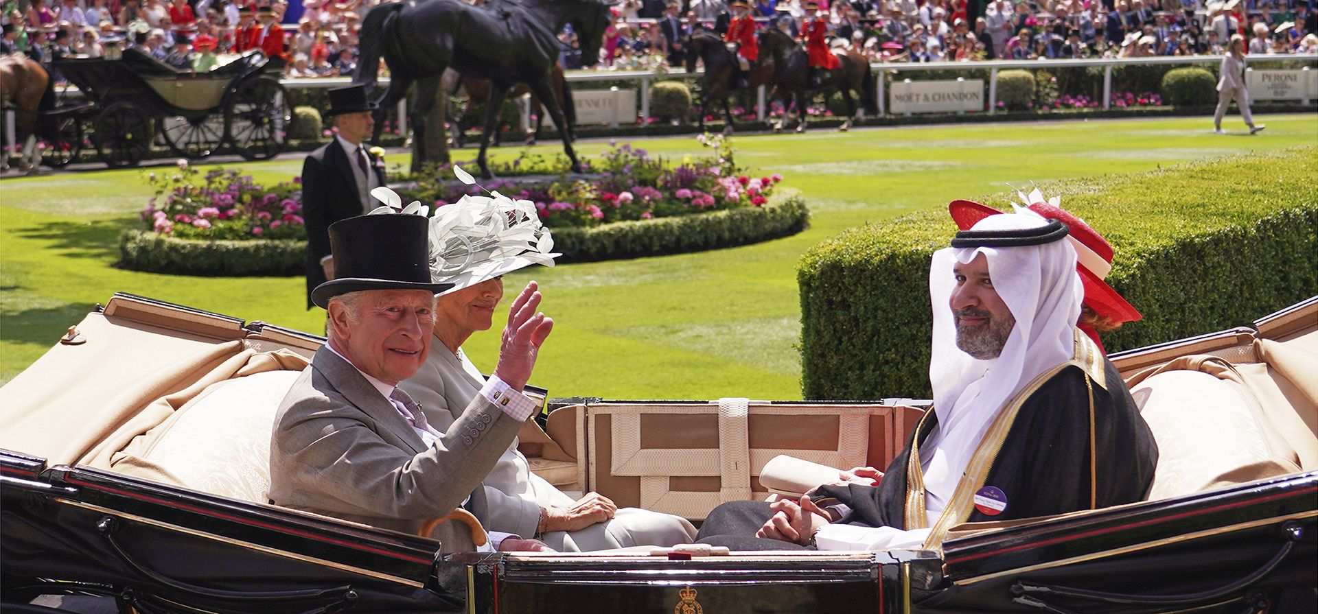 El rey Carlos de Gran Bretaña, saluda a la multitud a su llegada con el príncipe Faisal bin Salman Al Saud, al Parade Ring en el primer día de la carrera de caballos Royal Ascot en Ascot, Inglaterra, el martes 17 de junio de 2025. (Foto AP/Alberto Pezzali) El rey Carlos de Gran Bretaña, saluda a la multitud a su llegada con el príncipe Faisal bin Salman Al Saud, al Parade Ring en el primer día de la carrera de caballos Royal Ascot en Ascot, Inglaterra, el martes 17 de junio de 2025. (Foto AP/Alberto Pezzali)