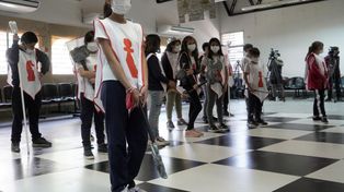 Reyes, reinas y peones asaltaron Psicología desde un tablero gigante de ajedrez