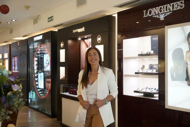Mariel en la casa central de la joyería Work sobre el Paseo del Siglo.