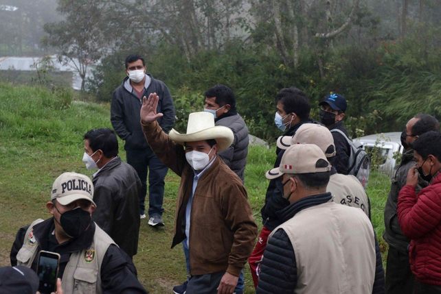 Con el 99% escrutado, Castillo se sigue imponiendo por medio punto en Perú