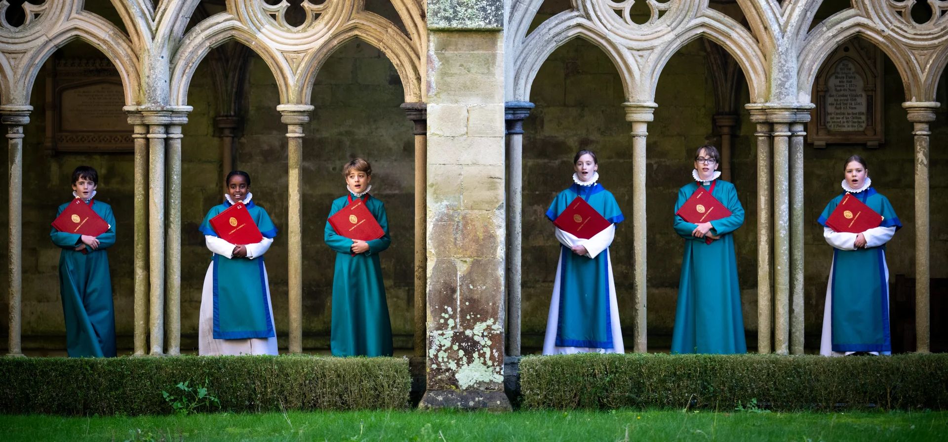 Los miembros del coro de la Catedral de Salisbury posan para las fotos antes de su práctica final para los servicios de Navidad, Salisbury, Inglaterra. Fotografía: Finnbarr Webster/Getty Images Los miembros del coro de la Catedral de Salisbury posan para las fotos antes de su práctica final para los servicios de Navidad, Salisbury, Inglaterra. Fotografía: Finnbarr Webster/Getty Images