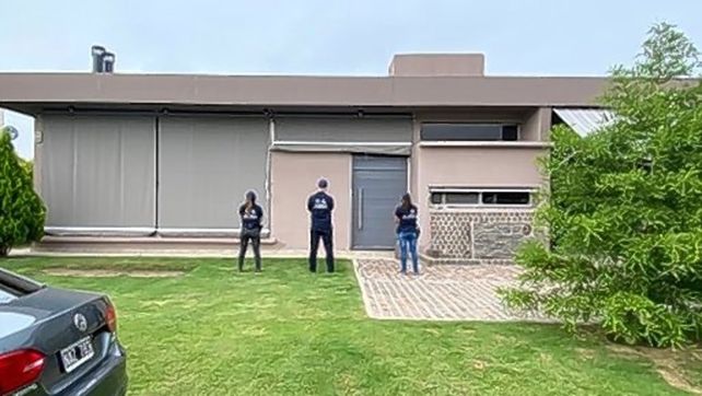 Allanaron una casa y una oficina del exFórmula 1 Oscar Popi Larrauri