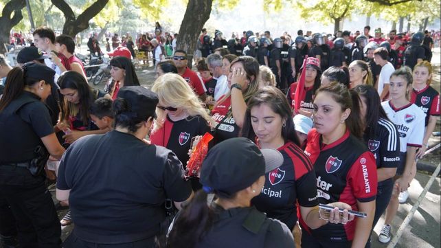 La hinchada de Newells llegó en masa al Coloso para alentar al equipo de Heinze