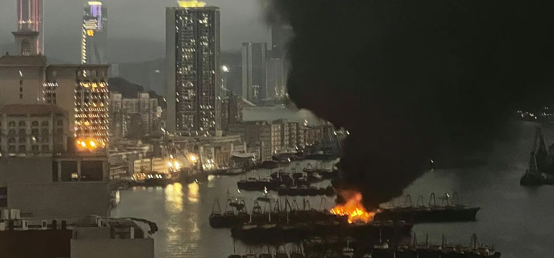 El humo se eleva a medida que los barcos son envueltos por el fuego en el puerto de Macao, China. Fotografía: VCG/Getty Images