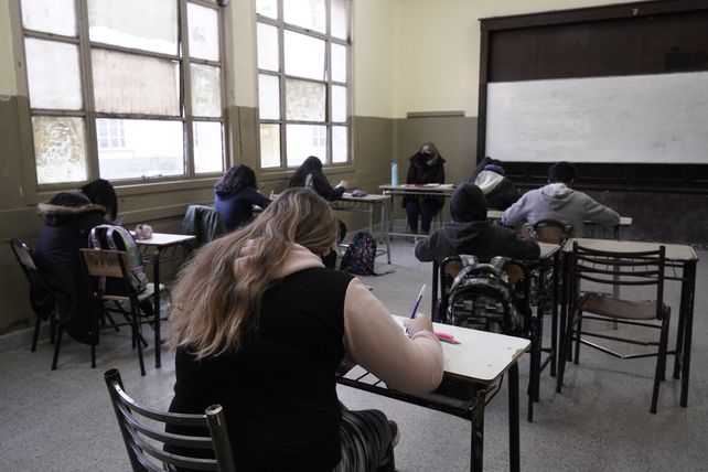 Abrigados. El frío no perdonó a docentes ni alumnos