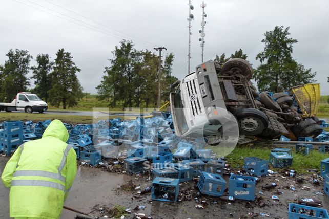 Volcó un camión, frente al hotel Colón,  en la Aut. Santa Fe - Rosario