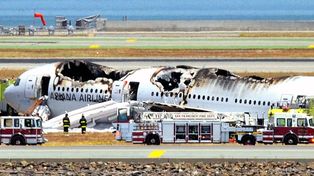Dos muertos al estrellarse un avión en San Francisco con 291 pasajeros