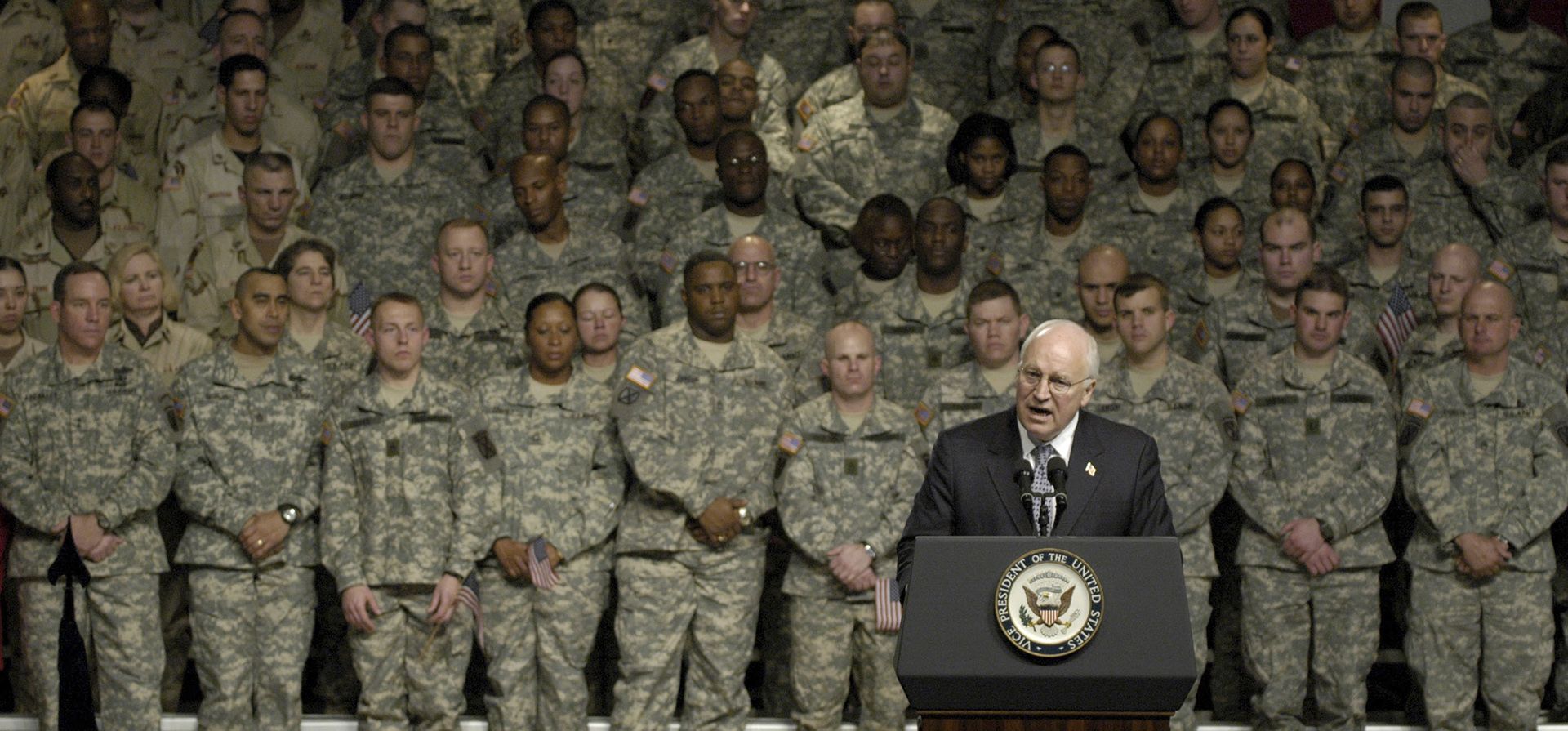 ARCHIVO - El vicepresidente Dick Cheney se dirige a las tropas durante un mitin para la 10.ª División de Montaña y la 42.ª Infantería en Fort Drum, Nueva York, el martes 6 de diciembre de 2005. El ex vicepresidente falleció ayer a la edad de 84 años (Foto AP/Kevin Rivoli, archivo) ARCHIVO - El vicepresidente Dick Cheney se dirige a las tropas durante un mitin para la 10.ª División de Montaña y la 42.ª Infantería en Fort Drum, Nueva York, el martes 6 de diciembre de 2005. El ex vicepresidente falleció ayer a la edad de 84 años (Foto AP/Kevin Rivoli, archivo)